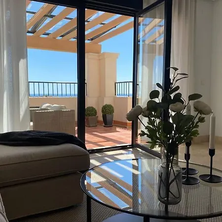 Penthouse With Sea Views In شقة