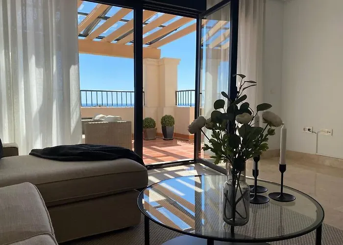 Penthouse With Sea Views In דירה