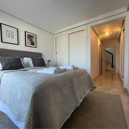 Penthouse With Sea Views In 마르베야